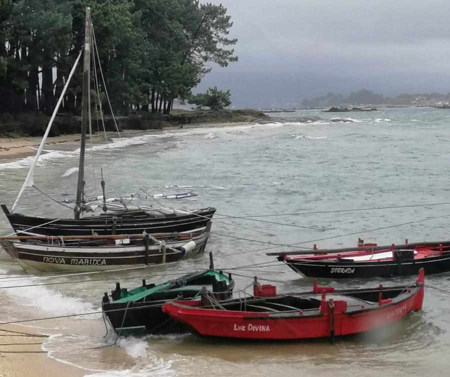 La flota tradicional de A Illa sufre nuevos daños ante la falta de opciones de abrigo