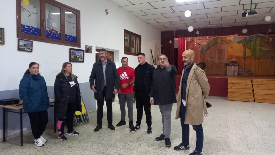 Ravella repara las goteras en el centro cultural de Contra Vento e Marea en A Laxe