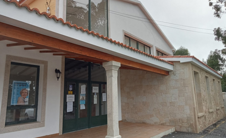 Los vecinos de Olveira le reclaman al Gobierno de Ribeira la reposición del 40% del alumbrado y ampliar la casa de cultura