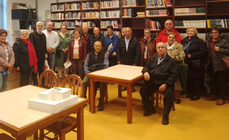 Unos 50 alumnos de la UNED Sénior Coruña visitaron Rianxo y las nuevas dependencias de la biblioteca pública