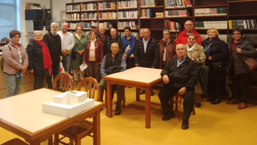 Unos 50 alumnos de la UNED Sénior Coruña visitaron Rianxo y las nuevas dependencias de la biblioteca pública