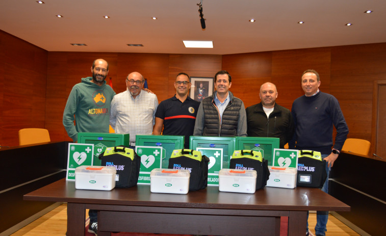 El Concello de Sanxenxo dota de desfibriladores a todas las instalaciones deportivas y forma a los clubes para su uso