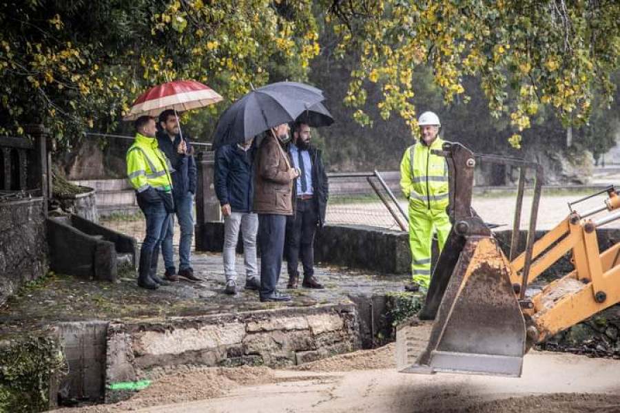 Costas comenzó la reposición de la pasarela de madera que comunica las playas de Tanxil y Quenxo, en Rianxo