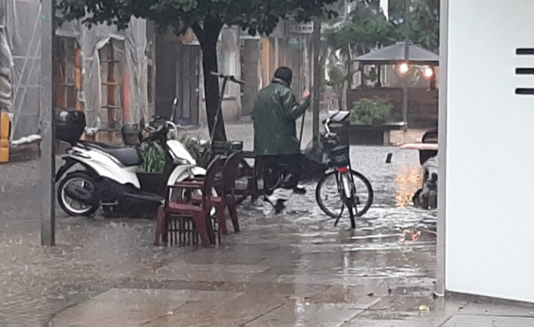 El mar se hace fuerte en Arousa aliado con las intensas lluvias