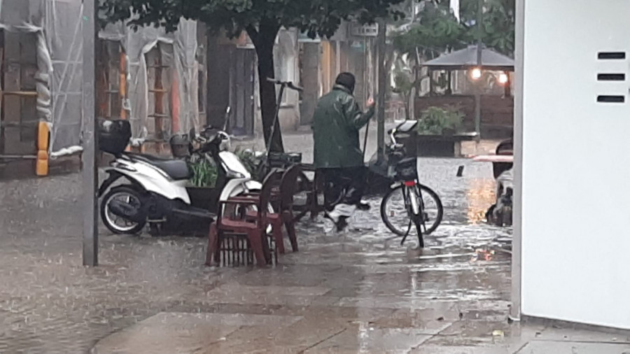 El mar se hace fuerte en Arousa aliado con las intensas lluvias