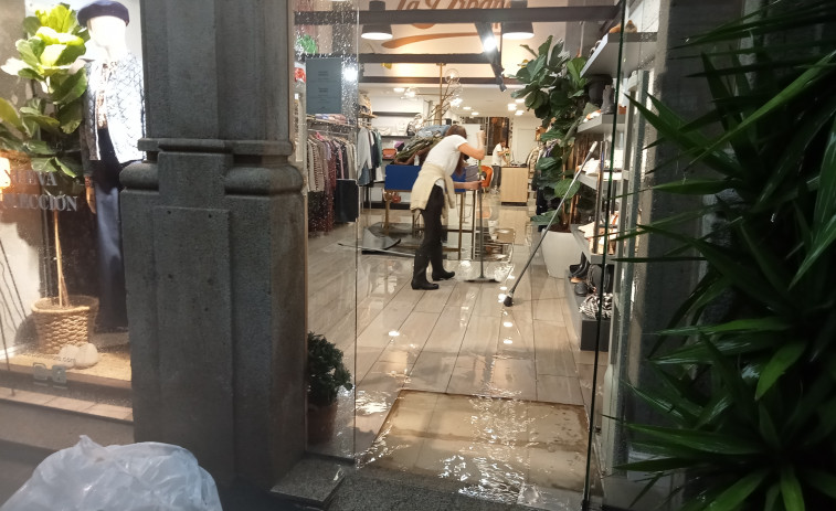 Una tromba de agua de 10 minutos provoca inundaciones de comercios, sótanos y viviendas en Ribeira