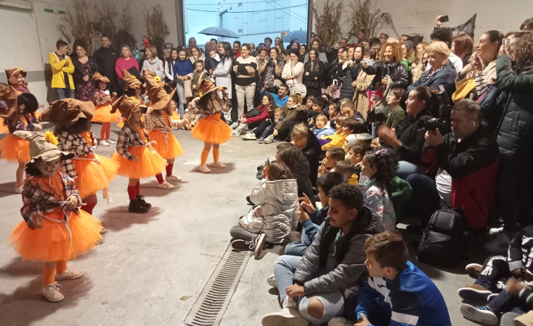 Arranque a golpe de baile moderno de la terrorífica exposición de monstruos del Samaín en Ribeira