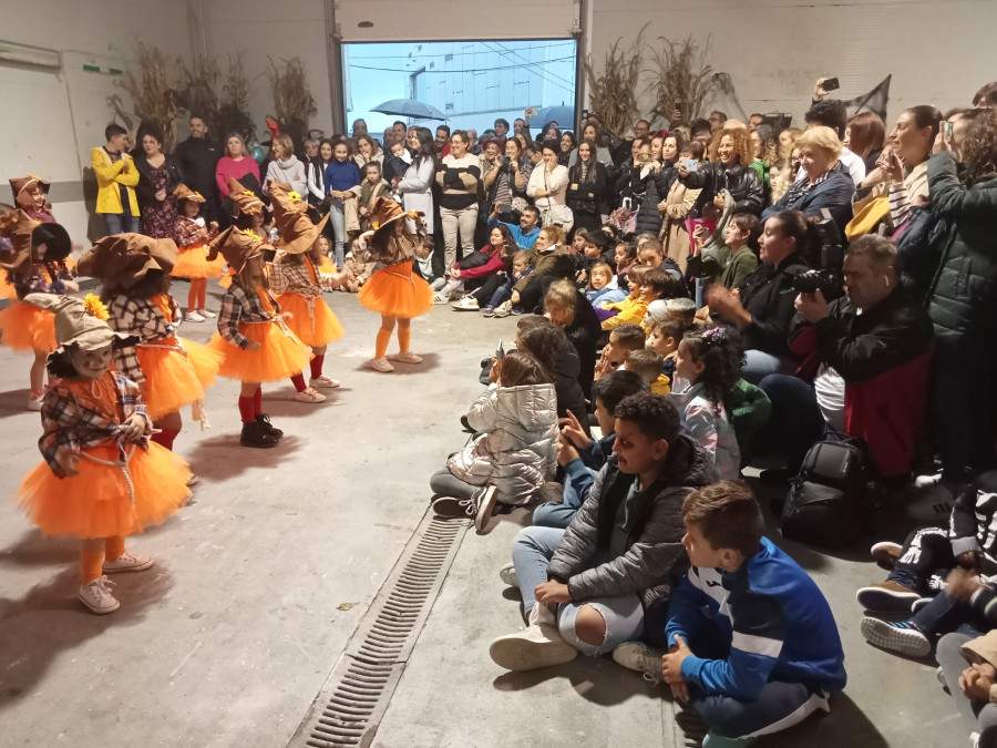 Arranque a golpe de baile moderno de la terrorífica exposición de monstruos del Samaín en Ribeira