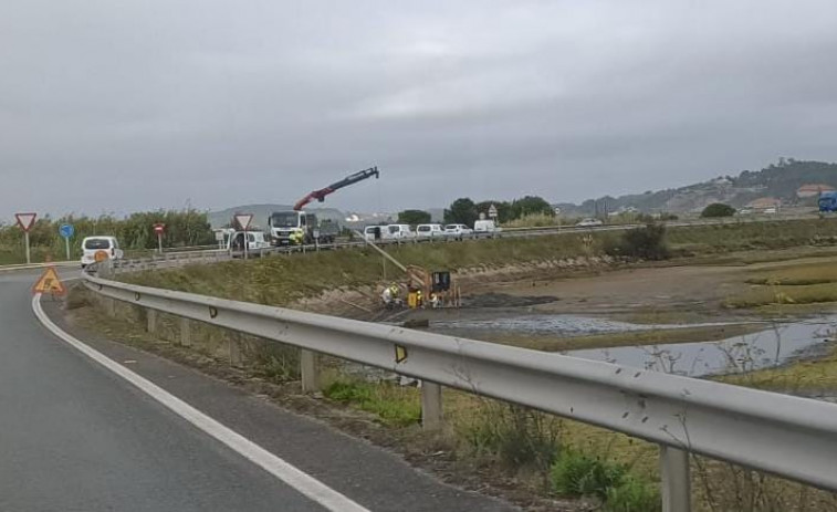 Una nueva rotura en la tubería submarina de O Grove deja sin agua a los vecinos de San Vicente