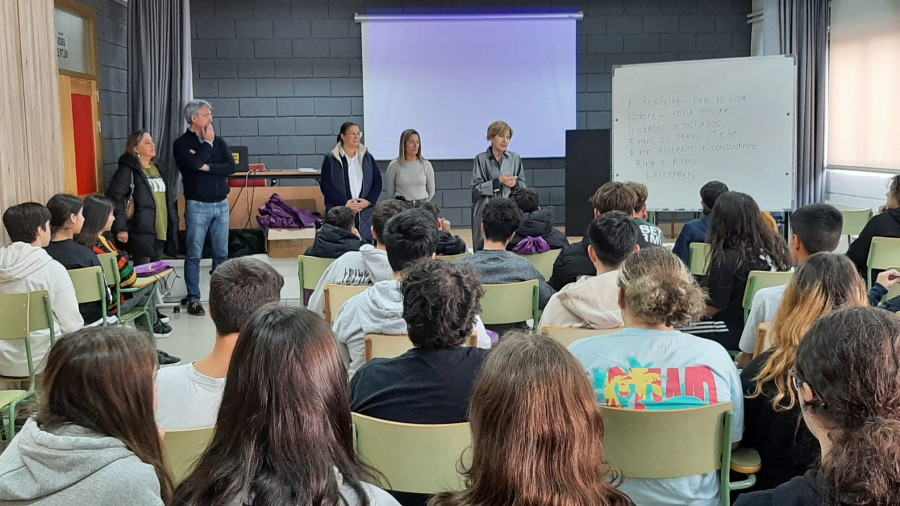 El programa “Regueifa en Igualdade” llega al IES Monte da Vila para concienciar a los más jóvenes