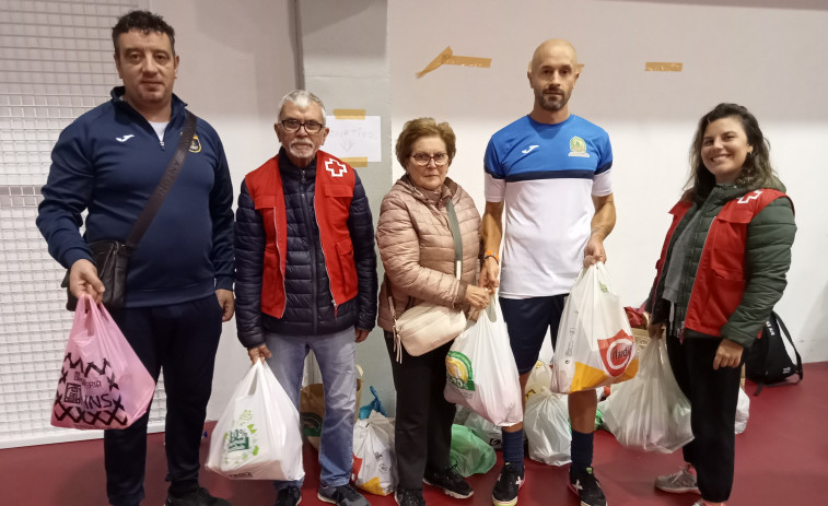 El equipo de Guardia Civil-Tráfico gana el V Torneo de Agapol de Ribeira, que recaudó 200 kilos de alimentos para Cruz Roja