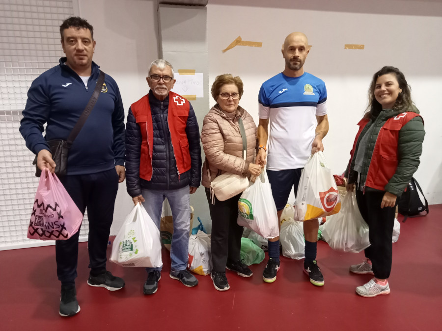 El equipo de Guardia Civil-Tráfico gana el V Torneo de Agapol de Ribeira, que recaudó 200 kilos de alimentos para Cruz Roja