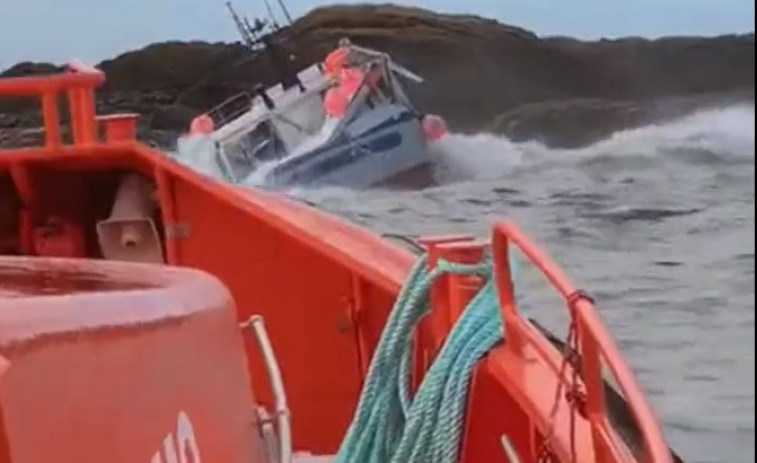 Evacuados en el helicóptero Pesca I al Hospital do Barbanza cuatro tripulantes de un pesquero que naufragó