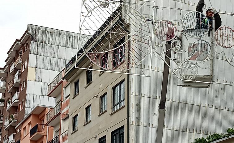 La única empresa presentada a la licitación inicia la instalación del alumbrado de Navidad en calles de Ribeira