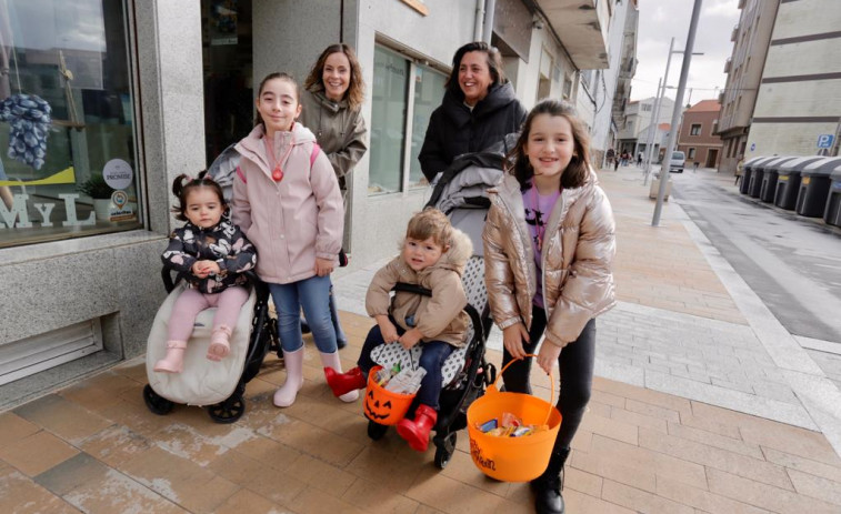 La tradición de los “Defuntiños” de A Illa desafía al mal tiempo