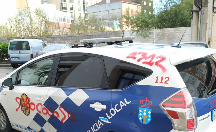 Pintan insultos en uno de los coches de la Policía Local de Vilagarcía