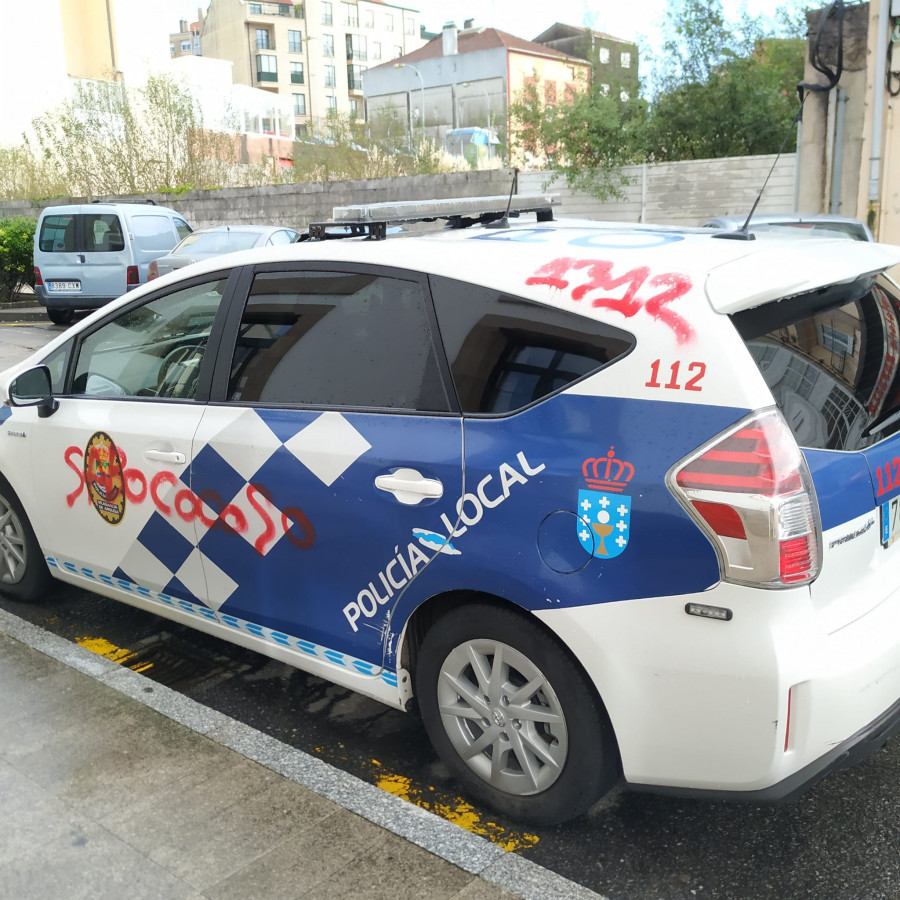 Pintan insultos en uno de los coches de la Policía Local de Vilagarcía