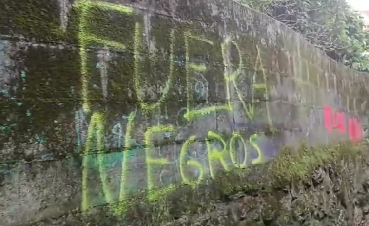Aparecen pintadas racistas en Sanxenxo en contra de la llegada de los migrantes refugiados