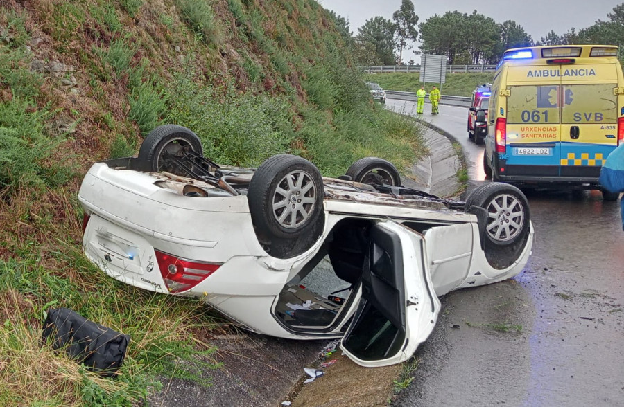Un aparatoso accidente con vuelco en la Autovía do Barbanza en Rianxo se salda con una pareja ilesa