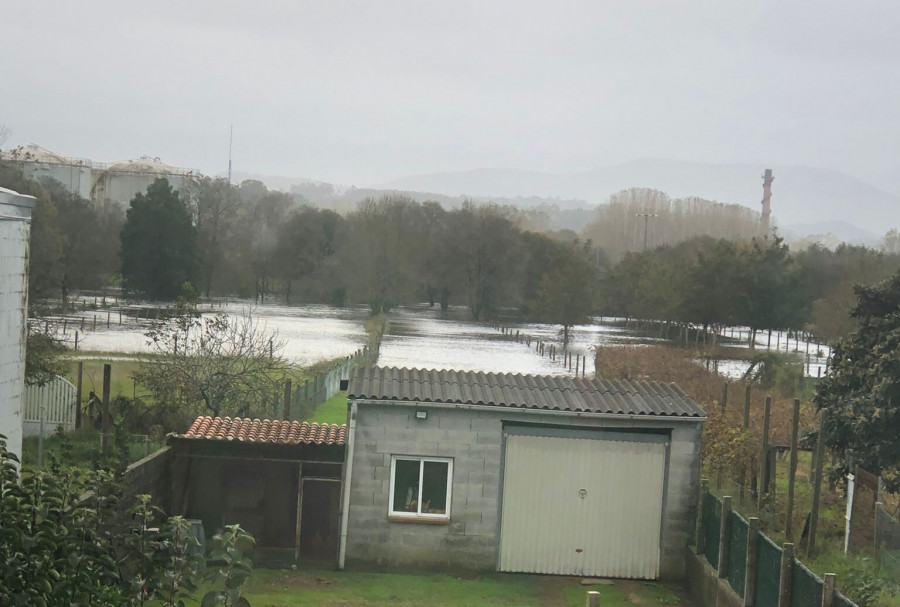 El Umia se desborda y amenaza en zonas del casco urbano de Caldas tras las fuertes precipitaciones