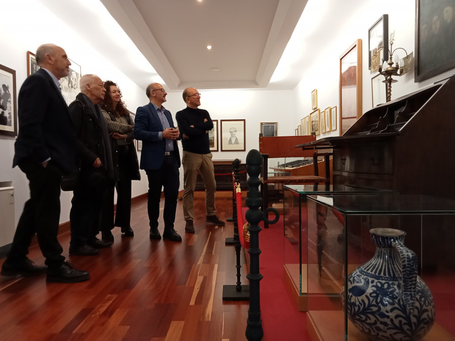Valle-Inclán se hace más presente en A Pobra con la ofrenda floral y una exposición de objetos personales