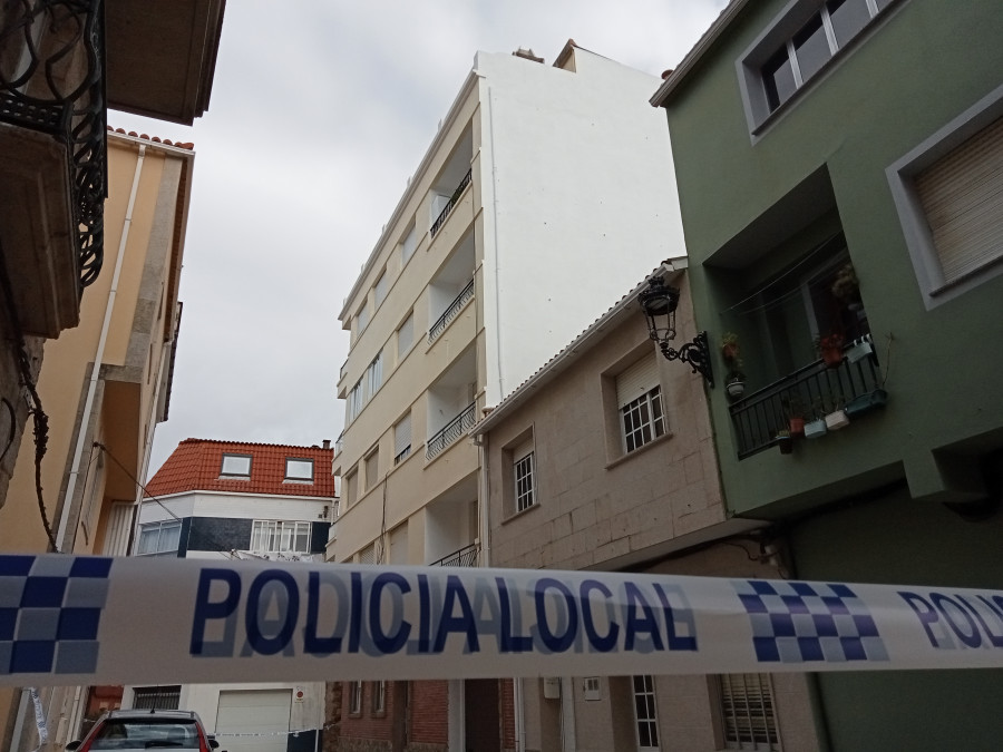 Cae desde lo alto una piedra, que se cree que es de la barbacoa de un ático, y perfora el tejado de una casa en A Pobra