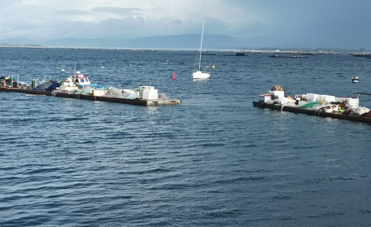 Rompe el dique flotante de O Grove y los coches se la juegan con el Umia