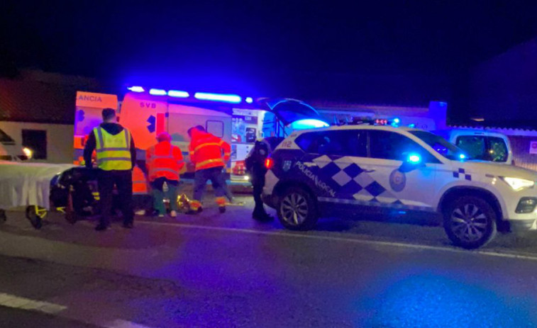 Herida una persona en un atropello en la carretera de Corrubedo, en el cruce de acceso al puerto