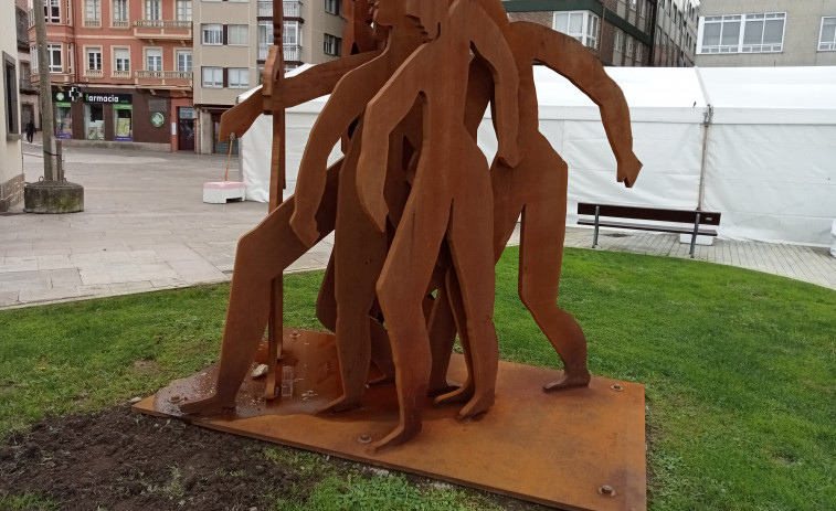 La escultura en homenaje a las víctimas del franquismo de Ribeira será inaugurada el viernes en el Malecón