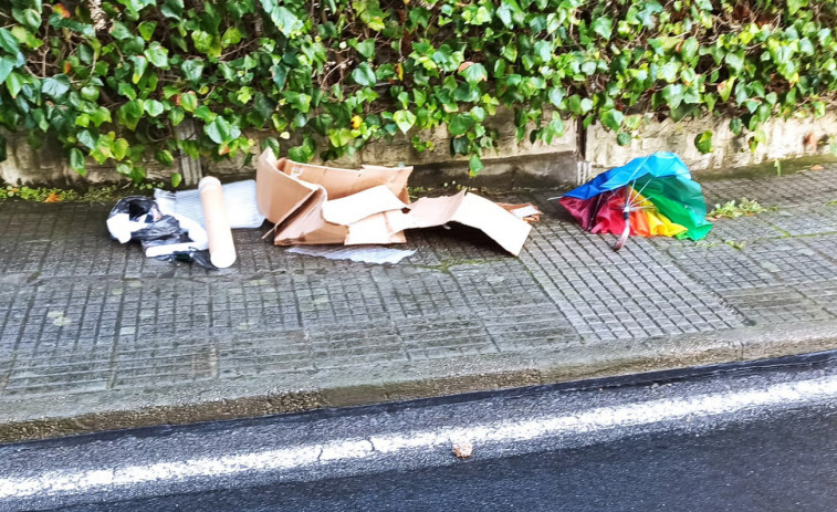 Arrojan basura a la vía pública desde el edificio okupa del barrio de Abesadas, en Ribeira