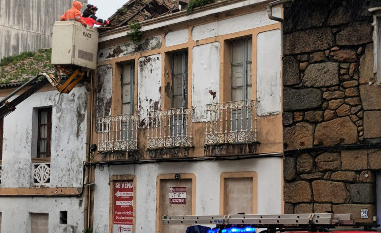 El riesgo de desprendimiento de un tejado de una vivienda en el centro de O Grove preocupa a los vecinos