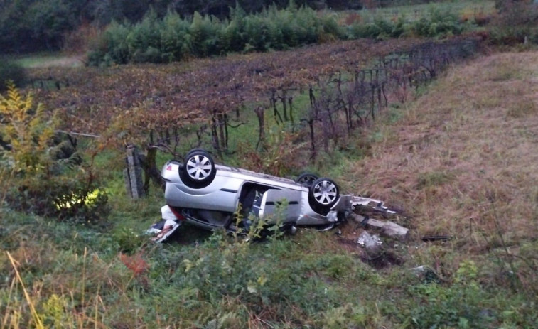 Encuentran un coche volcado en O Sixto por un accidente ocurrido a lo largo de la noche