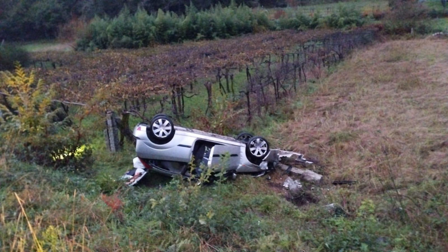 Encuentran un coche volcado en O Sixto por un accidente ocurrido a lo largo de la noche