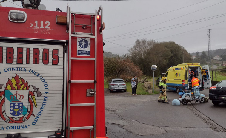 Herido grave un piloto en un accidente de tráfico entre su moto y un coche en Asados, en Rianxo