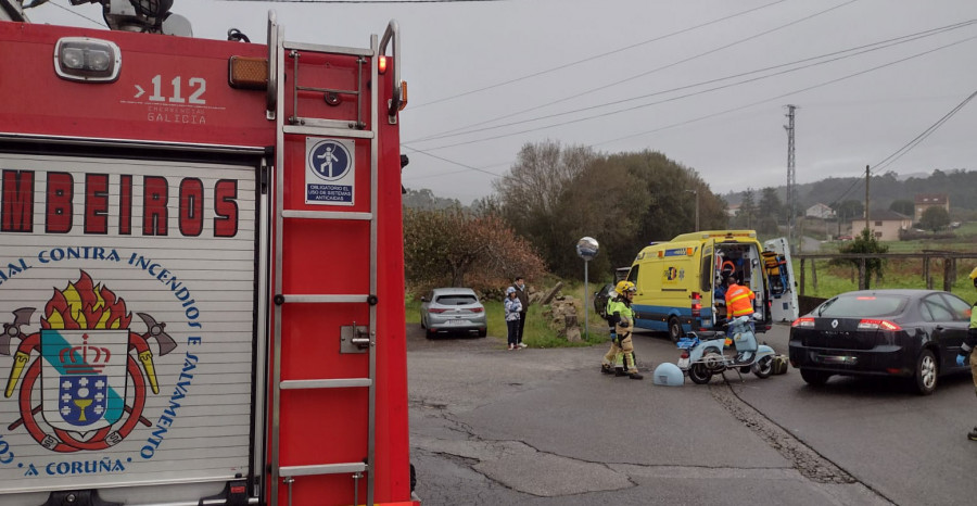 Herido grave un piloto en un accidente de tráfico entre su moto y un coche en Asados, en Rianxo