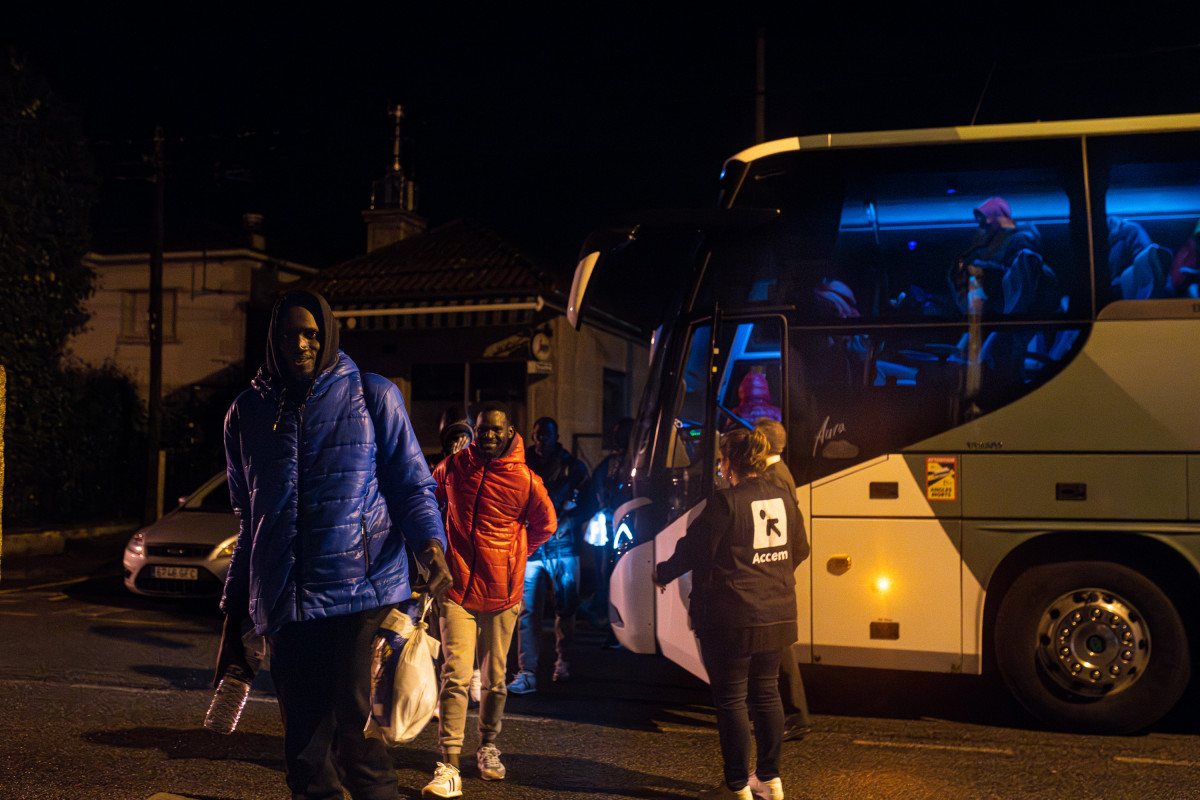 EuropaPress 5564188 migrantes procedentes canarias llegada autobus hotel baixamar noviembre 2023 08173061