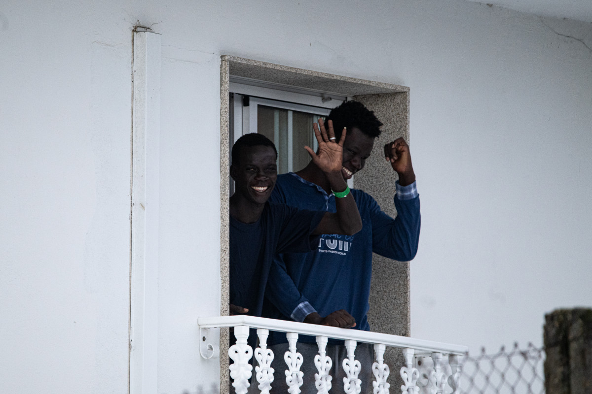 EuropaPress 5564216 dos migrantes procedentes canarias terrazas hotel baixamar noviembre 2023 09330048