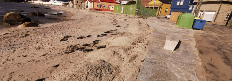 El Gobierno de Boiro dice que la arena de Banda ó Río se elimina con asiduidad, pero los temporales vuelven a arrastrarla