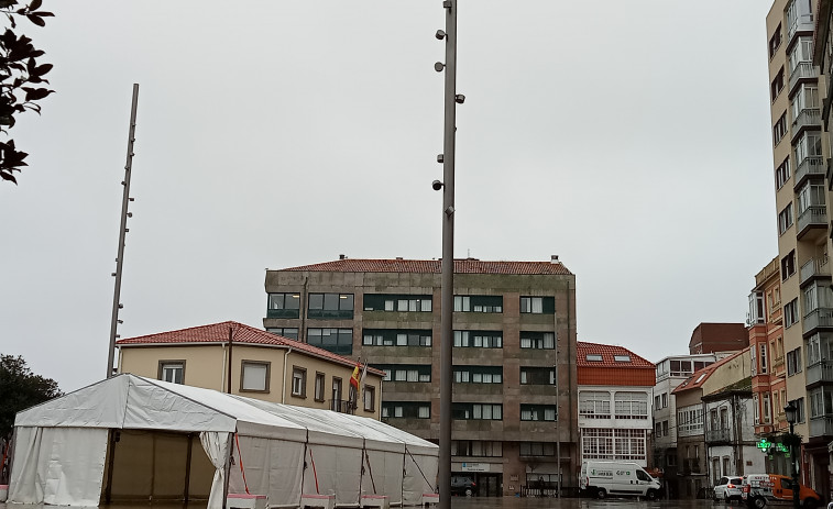 Instalan en el Malecón de Ribeira tres columnas altas con 15 proyectores para lograr mejorar su iluminación