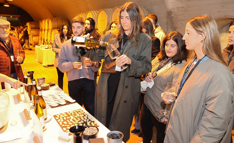 Martín Códax marida quesos gallegos con albariños para celebrar el Día del Enoturismo