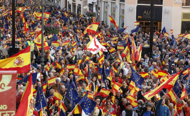 Miles de personas abarrotan Madrid en protesta por los pactos de investidura