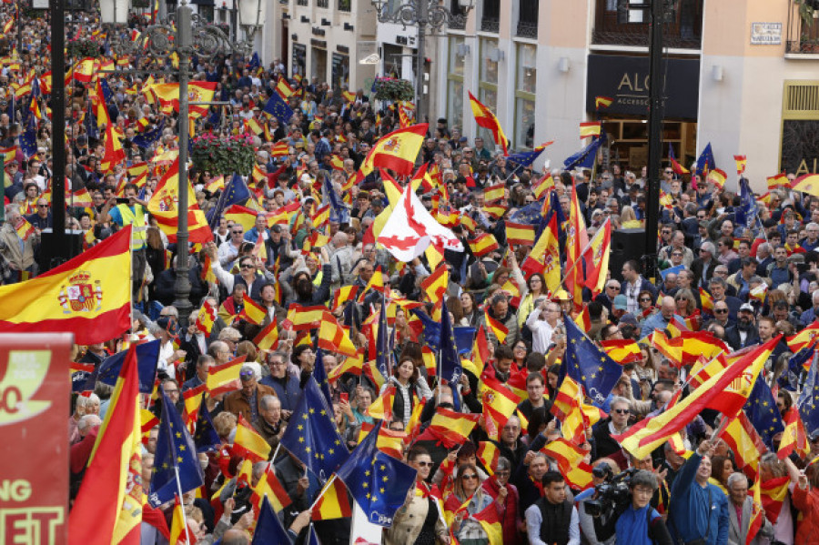 Miles de personas abarrotan Madrid en protesta por los pactos de investidura