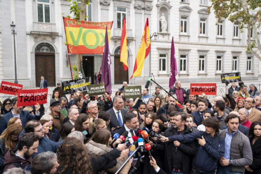Vox se querella contra Sánchez y Puigdemont por cohecho