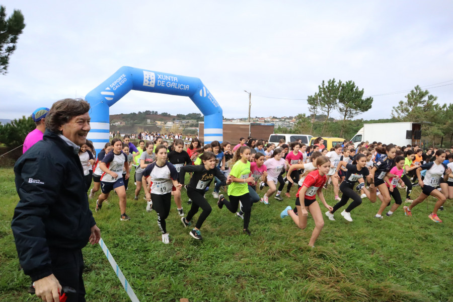 Más de 1.700 alumnos de O Salnés participan en el cross escolar en la playa de Montalvo
