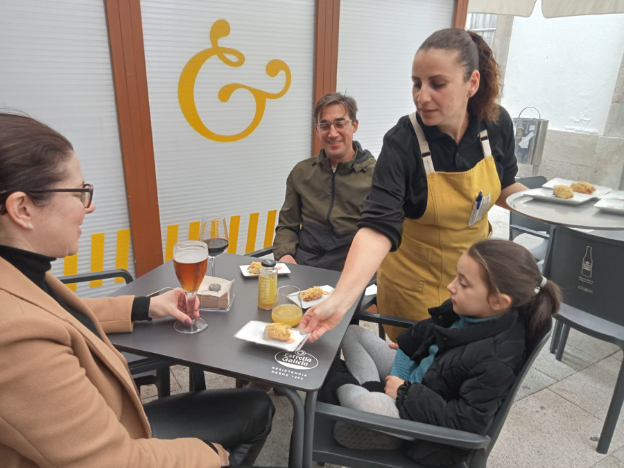 Agotados los cerca de 50 kilos de lirio que diez negocios hosteleros de Ribeira sirvieron ayer en tapas