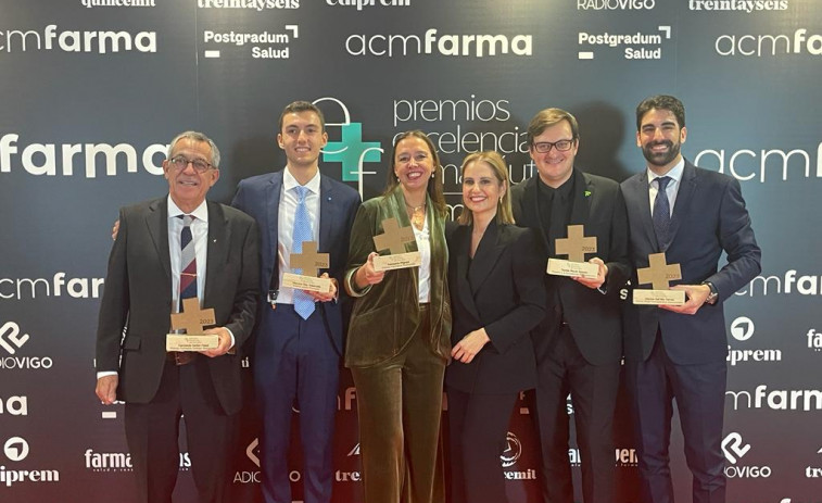 Carlos Casal recoge en una gala en Vigo el premio a la Farmacia Gallega Destacada