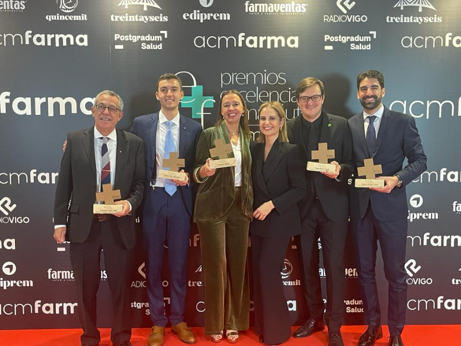 Carlos Casal recoge en una gala en Vigo el premio a la Farmacia Gallega Destacada