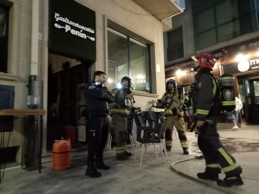 Trasladan al hospital a un hostelero de Ribeira por inhalación de humo en el incendio de su restaurante