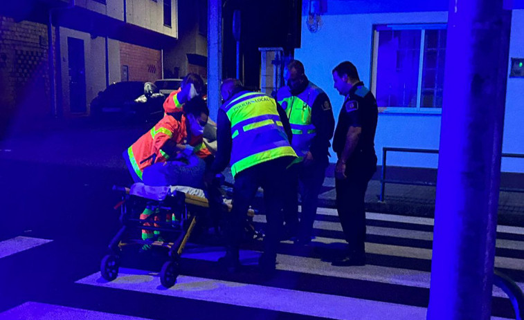 Un conductor auxilia a un joven al que halló semiinconsciente y tirado en un paso de peatones en Aguiño