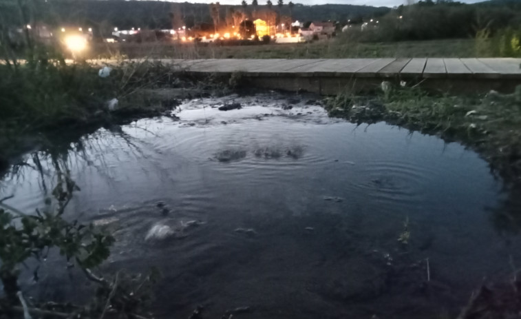 Advierten de un vertido de aguas residuales en un entorno próximo al río en la playa de Coroso